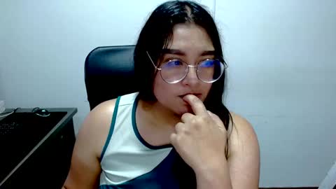 Snapshot of strawlux chatting on May 2026 04:35:02 PM strawlux online show from May 2026 04:35:02 PM