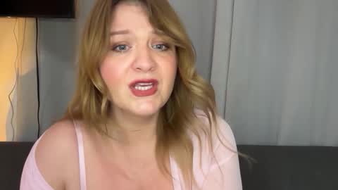 Snapshot of submissivescarletxo chatting on May 2026 11:23:04 PM Scarlet online show from May 2026 11:23:04 PM