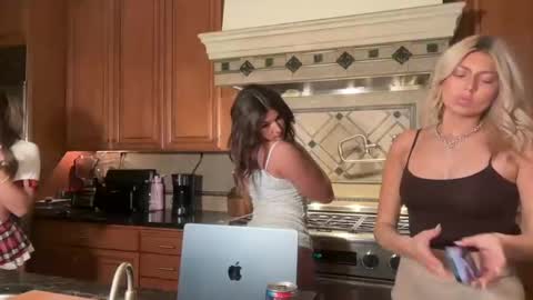 summerclarke2 online show from October 2025 06:43:01 AM