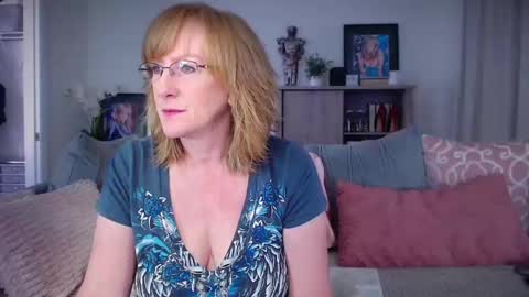 SummerKnightzzz online show from April 2026 12:06:01 PM