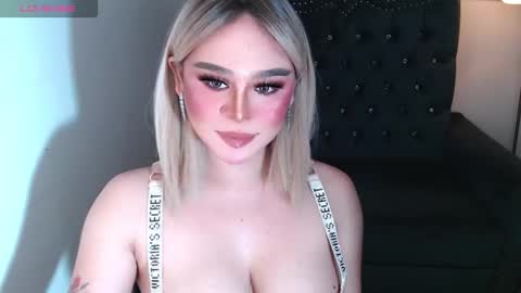 Snapshot of superh0tangelxx chatting on October 2025 01:50:02 AM CARMINA online show from October 2025 01:50:02 AM