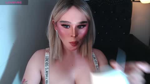 Snapshot of superh0tangelxx chatting on October 2025 01:28:01 AM CARMINA online show from October 2025 01:28:01 AM