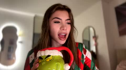 Snapshot of sussanf_ chatting on December 2024 11:28:02 PM  Susy  online show from December 2024 11:28:02 PM