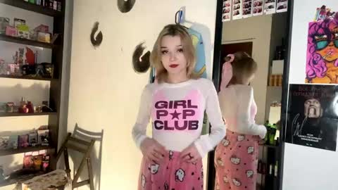 Suzanna online show from April 2026 10:11:02 PM