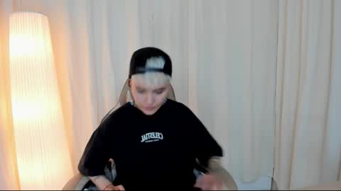 suzu_wolf online show from October 2025 04:54:01 AM