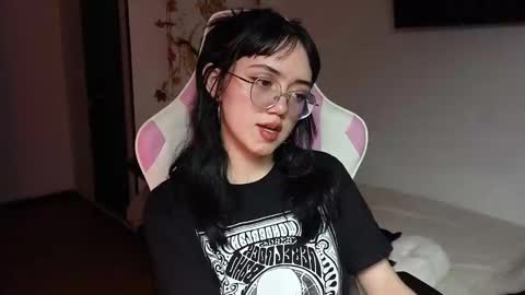 Snapshot of suzumi_ chatting on December 2024 04:42:01 PM Jadde  online show from December 2024 04:42:01 PM