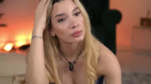 Snapshot of svveetluna chatting on May 2026 03:01:01 AM SweetLuna online show from May 2026 03:01:01 AM
