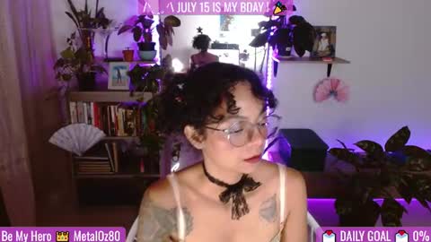 Snapshot of sweet_bluee chatting on June 2026 12:59:01 AM Tutti online show from June 2026 12:59:01 AM