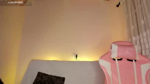 Snapshot of sweet_carine chatting on January 2025 01:35:02 PM camil online show from January 2025 01:35:02 PM