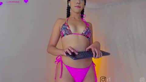 Snapshot of sweet_carine chatting on October 2025 06:34:01 AM camil online show from October 2025 06:34:01 AM