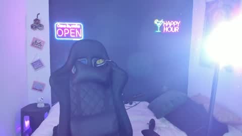 Dahnna online show from April 2026 06:52:02 PM