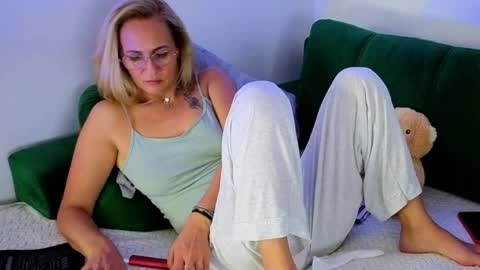 Ania online show from April 2026 01:42:02 AM