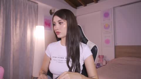 Cat independent model  online show from October 2025 03:38:02 AM