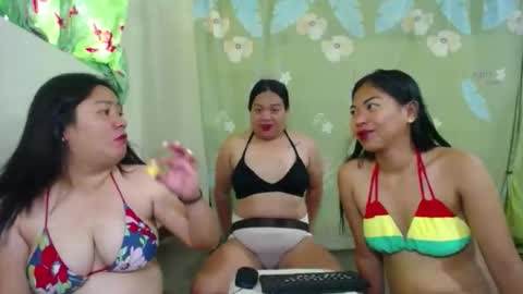Snapshot of sweettightpussyhole chatting on April 2026 11:42:01 PM mia and luna online show from April 2026 11:42:01 PM