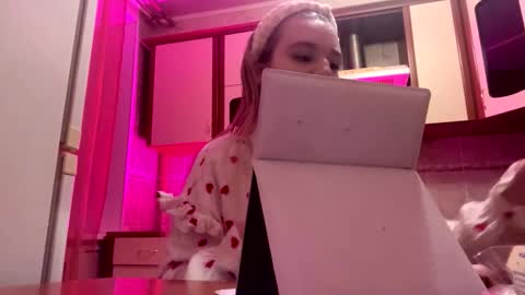 Mia online show from February 2026 06:39:02 PM