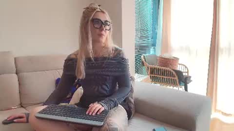 Snapshot of tattoobbgirl chatting on June 2026 03:47:01 PM tattoobbgirl online show from June 2026 03:47:01 PM