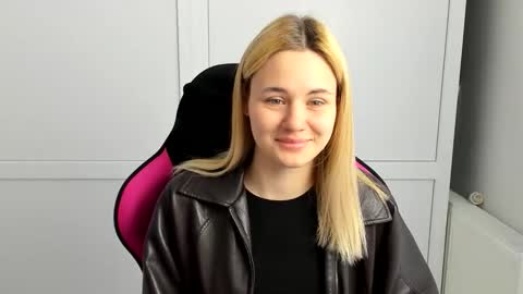 Snapshot of tayla_shy chatting on May 2026 06:52:01 AM Tay online show from May 2026 06:52:01 AM