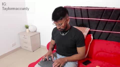 taylormaccurdy_ online show from December 2025 02:00:01 PM