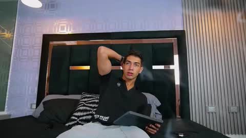 Snapshot of taylorsmiths_ chatting on November 2025 03:17:01 AM taylorsmiths_ online show from November 2025 03:17:01 AM