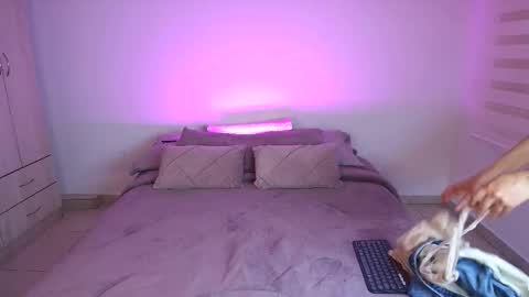 tender_dust online show from February 2026 01:37:01 AM