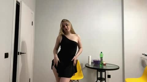 Snapshot of teodorasmallwood chatting on May 2026 09:27:01 AM Mia or just MI online show from May 2026 09:27:01 AM