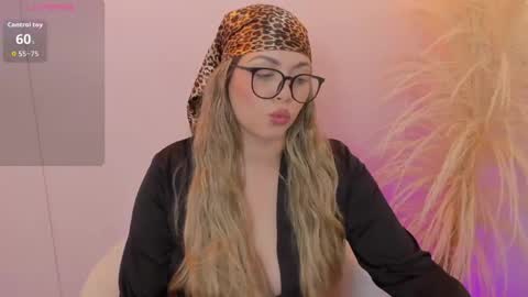 Snapshot of thaliafox_ chatting on May 2026 10:48:01 PM Thalia online show from May 2026 10:48:01 PM