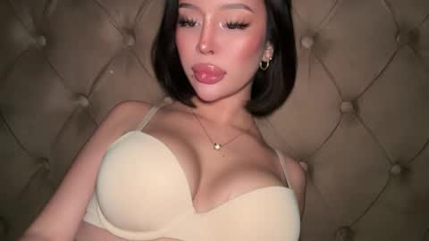 Elle  dont forget to folloW me and thumbs up online show from March 2026 04:34:02 AM