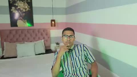Snapshot of theo_steel_ chatting on June 2026 01:11:01 PM Theo online show from June 2026 01:11:01 PM