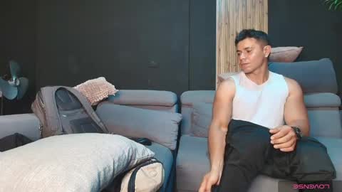 Snapshot of thestraightroom chatting on May 2026 01:13:01 AM thestraightroom online show from May 2026 01:13:01 AM