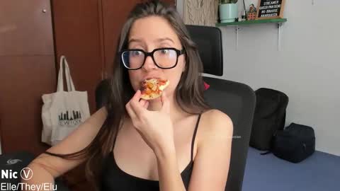 Nicole online show from November 2025 01:55:02 PM