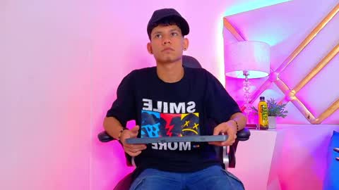 Snapshot of thiagoferrer_ chatting on June 2026 04:15:01 AM T H I A G O online show from June 2026 04:15:01 AM