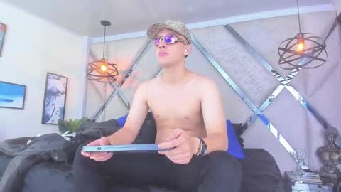 Snapshot of thomas_may4rs chatting on February 2025 04:24:02 AM ---Thomas--- online show from February 2025 04:24:02 AM