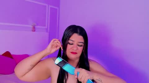 tiannagloww online show from February 2026 07:01:02 PM