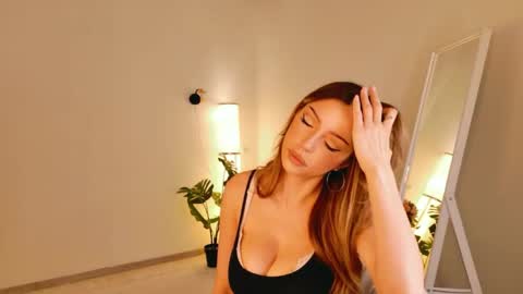 Snapshot of tinapie chatting on May 2026 01:38:02 PM Tina online show from May 2026 01:38:02 PM