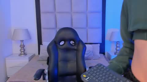 Thomm  Independent Model online show from February 2026 06:30:02 AM