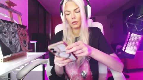 stage Kylie Sinner  brand CLITBAIT online show from October 2025 10:52:01 PM