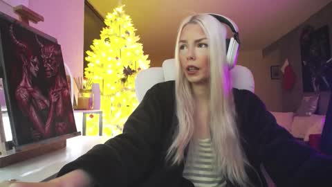 stage Kylie Sinner  brand CLITBAIT online show from December 2025 10:17:02 PM