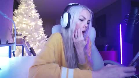 stage Kylie Sinner  brand CLITBAIT online show from February 2026 09:36:02 AM