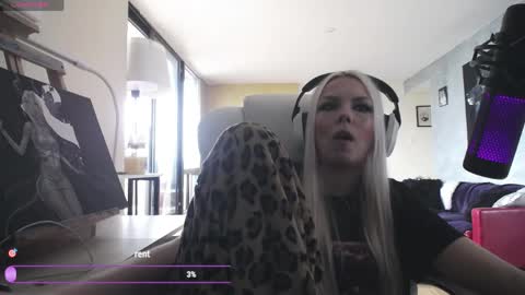 Snapshot of tinykylie chatting on April 2026 02:33:01 PM stage Kylie Sinner brand CLITBAIT online show from April 2026 02:33:01 PM