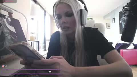 Snapshot of tinykylie chatting on April 2026 04:00:01 PM stage Kylie Sinner brand CLITBAIT online show from April 2026 04:00:01 PM