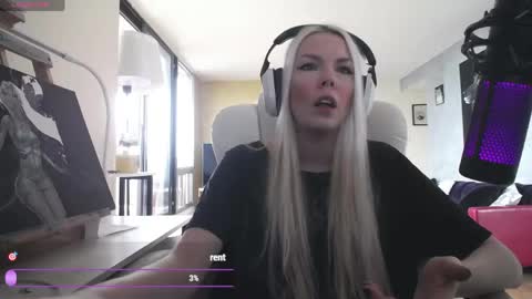 Snapshot of tinykylie chatting on April 2026 03:40:02 PM stage Kylie Sinner brand CLITBAIT online show from April 2026 03:40:02 PM