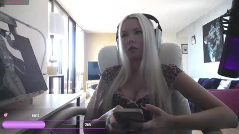 Snapshot of tinykylie chatting on May 2026 07:00:02 PM stage Kylie Sinner brand CLITBAIT online show from May 2026 07:00:02 PM