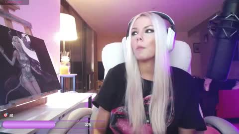 Snapshot of tinykylie chatting on May 2026 05:13:01 AM stage Kylie Sinner brand CLITBAIT online show from May 2026 05:13:01 AM