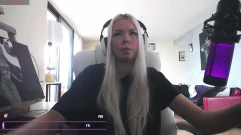 Snapshot of tinykylie chatting on May 2026 06:35:02 PM stage Kylie Sinner brand CLITBAIT online show from May 2026 06:35:02 PM