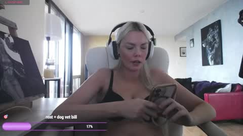 Snapshot of tinykylie chatting on May 2026 10:55:02 AM stage Kylie Sinner brand CLITBAIT online show from May 2026 10:55:02 AM