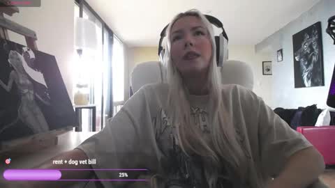 Snapshot of tinykylie chatting on May 2026 09:31:01 PM stage Kylie Sinner brand CLITBAIT online show from May 2026 09:31:01 PM