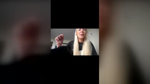 Snapshot of tinykylie chatting on May 2026 10:33:02 AM stage Kylie Sinner brand CLITBAIT online show from May 2026 10:33:02 AM