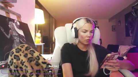 Snapshot of tinykylie chatting on May 2026 07:46:02 AM stage Kylie Sinner brand CLITBAIT online show from May 2026 07:46:02 AM