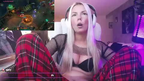Snapshot of tinykylie chatting on May 2026 01:57:16 AM stage Kylie Sinner brand CLITBAIT online show from May 2026 01:57:16 AM