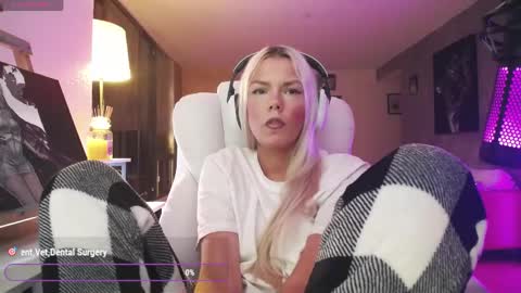 Snapshot of tinykylie chatting on May 2026 06:43:01 AM stage Kylie Sinner brand CLITBAIT online show from May 2026 06:43:01 AM